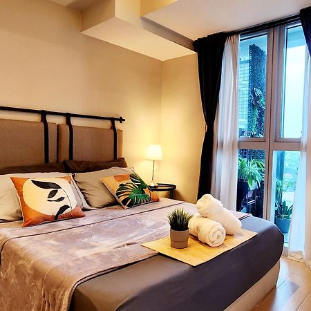Spacious 7U Homey Unit Steps Away From Uptown Mall And Mitsukoshi Mall Free Parking With Washer Manila Exteriér fotografie