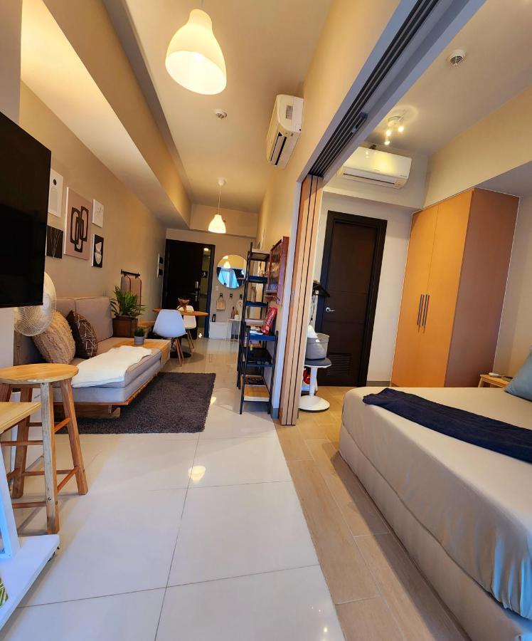 Spacious 7U Homey Unit Steps Away From Uptown Mall And Mitsukoshi Mall Free Parking With Washer Manila Exteriér fotografie