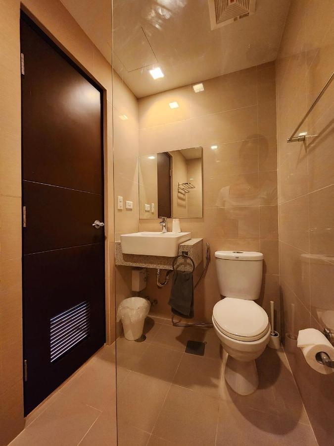 Spacious 7U Homey Unit Steps Away From Uptown Mall And Mitsukoshi Mall Free Parking With Washer Manila Exteriér fotografie