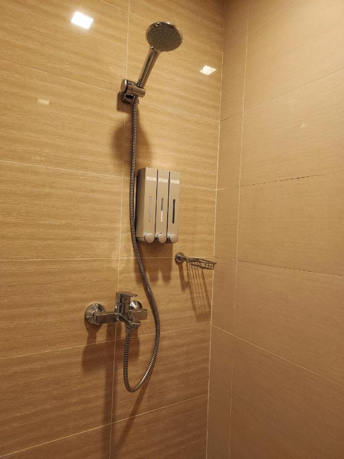 Spacious 7U Homey Unit Steps Away From Uptown Mall And Mitsukoshi Mall Free Parking With Washer Manila Exteriér fotografie