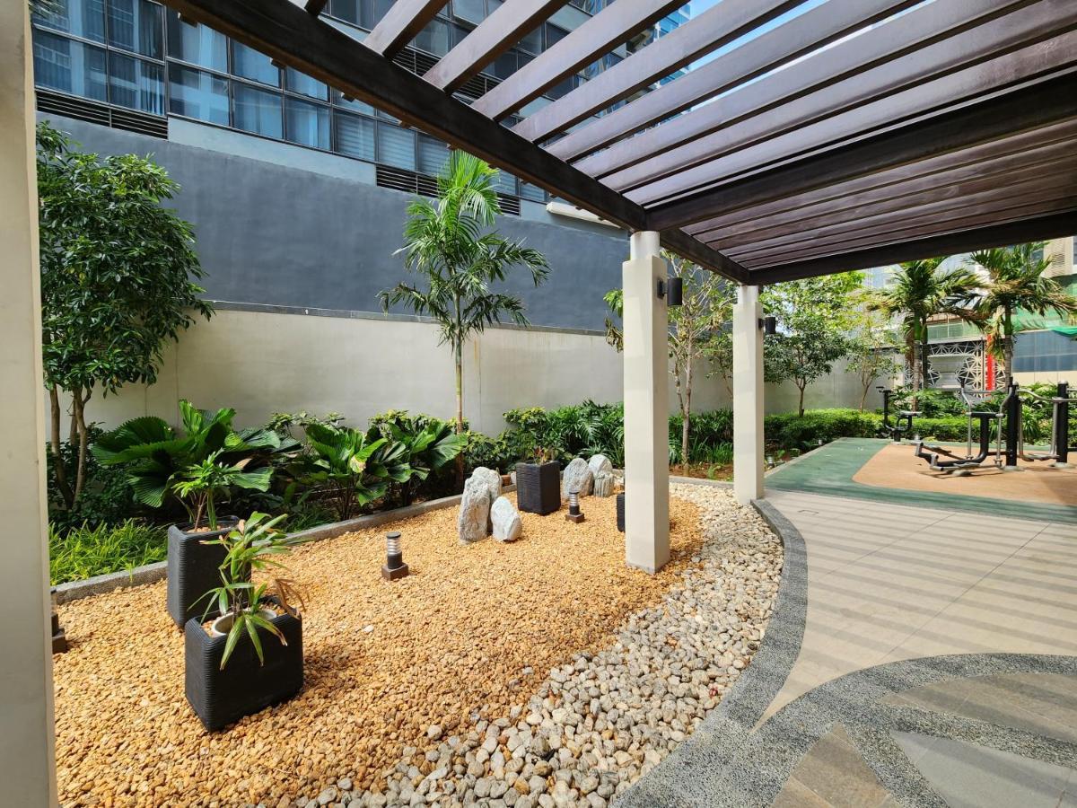 Spacious 7U Homey Unit Steps Away From Uptown Mall And Mitsukoshi Mall Free Parking With Washer Manila Exteriér fotografie